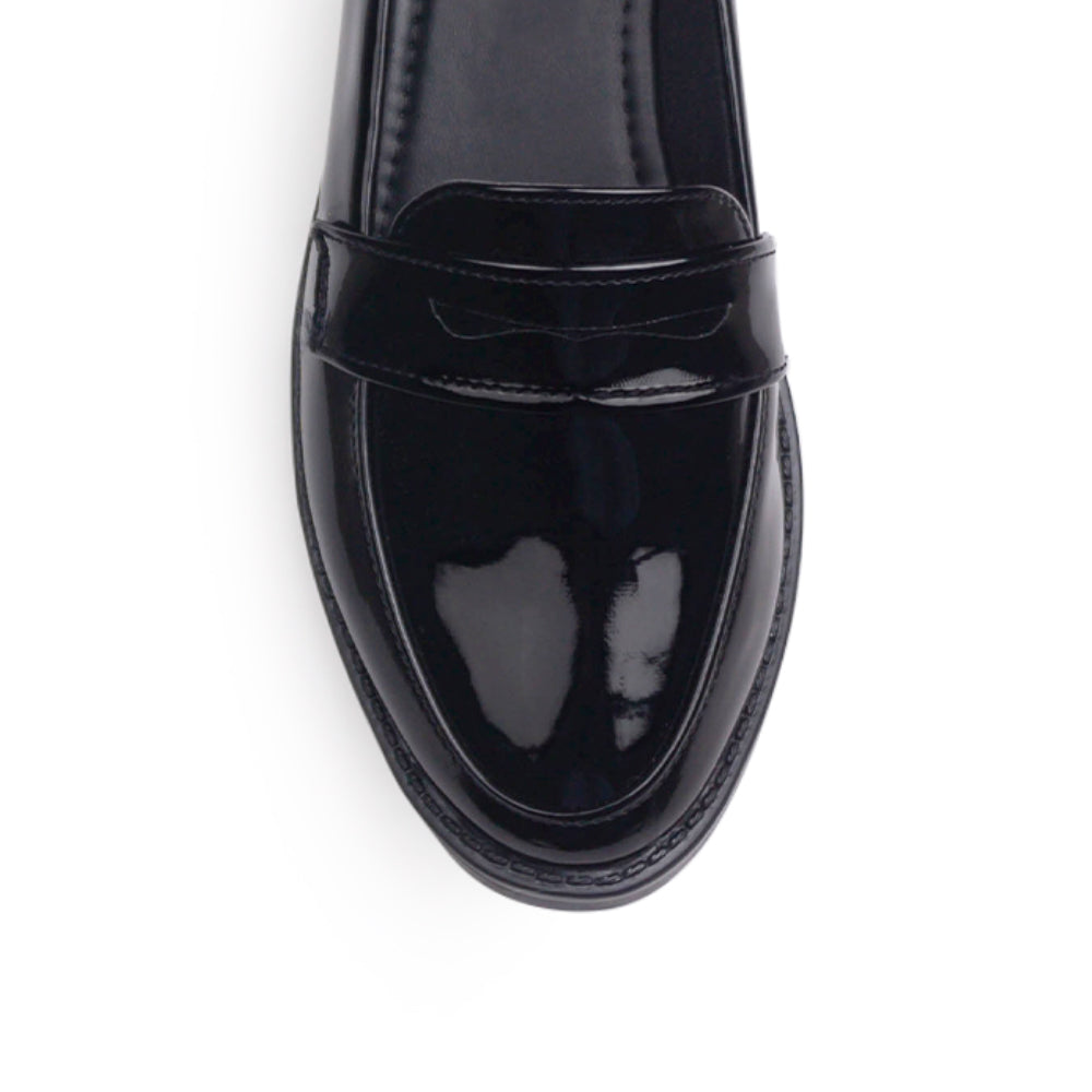 Vista del detalle en antifaz decorativo para dama con tacón bajo 3cm del mocasín negro de charol