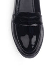 Vista del detalle en antifaz decorativo para dama con tacón bajo 3cm del mocasín negro de charol