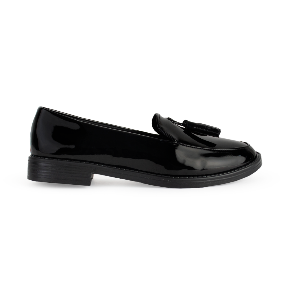 Vista lateral del mocasín negro de charol con borlas decorativas de piso para dama 