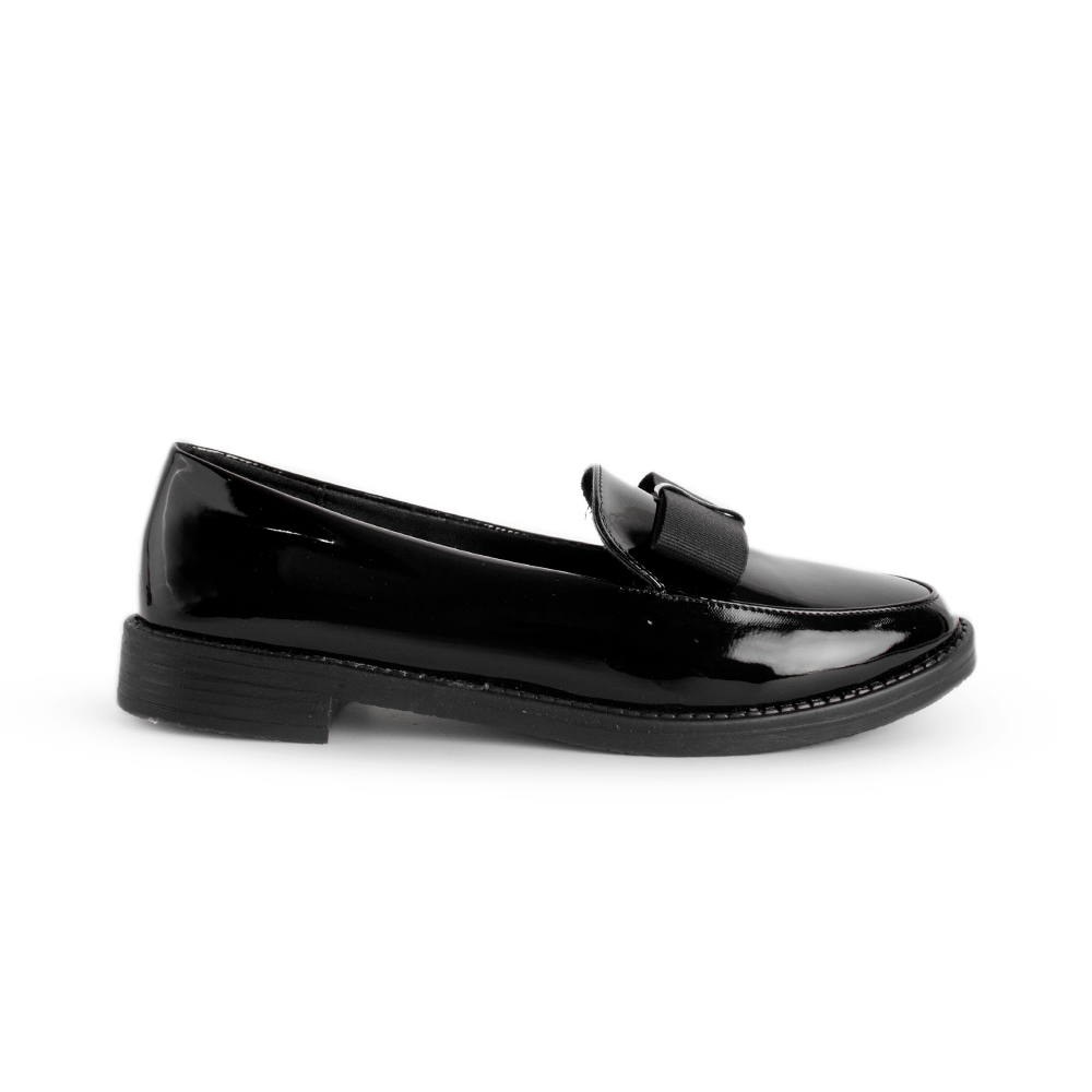 Vista lateral de mocasín negro para mujer de piso con moño en empeine y punta redonda