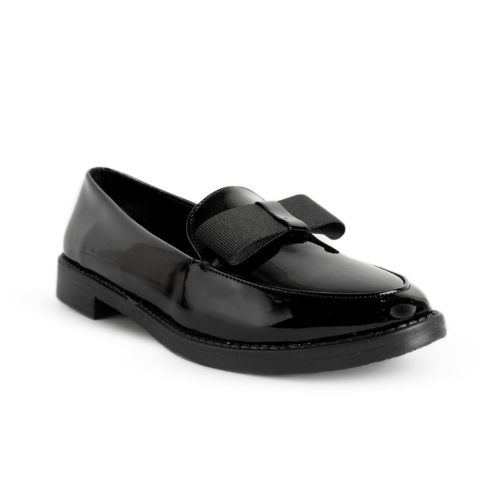 Vista diagonal de mocasín negro para mujer con moño en empeine y punta redonda de piso 