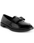 Vista diagonal de mocasín negro para mujer con moño en empeine y punta redonda de piso 