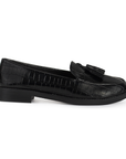 Vista lateral del mocasín negro de material sintético con relieve y borlas decorativas de piso para dama 