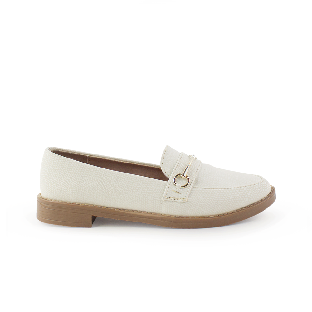 Vista lateral de los mocasines beige para dama de estilo casual con herraje metálico en el empeine y suela de piso.