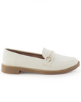 Vista lateral de los mocasines beige para dama de estilo casual con herraje metálico en el empeine y suela de piso.