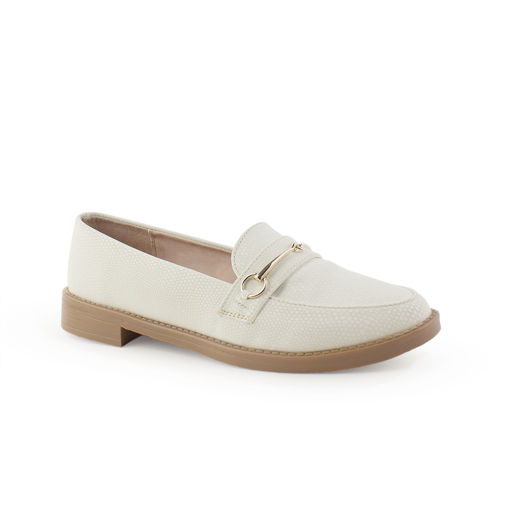 Vista diagonal del mocasín beige de piso con herraje metálico decorativo en el empeine para dama