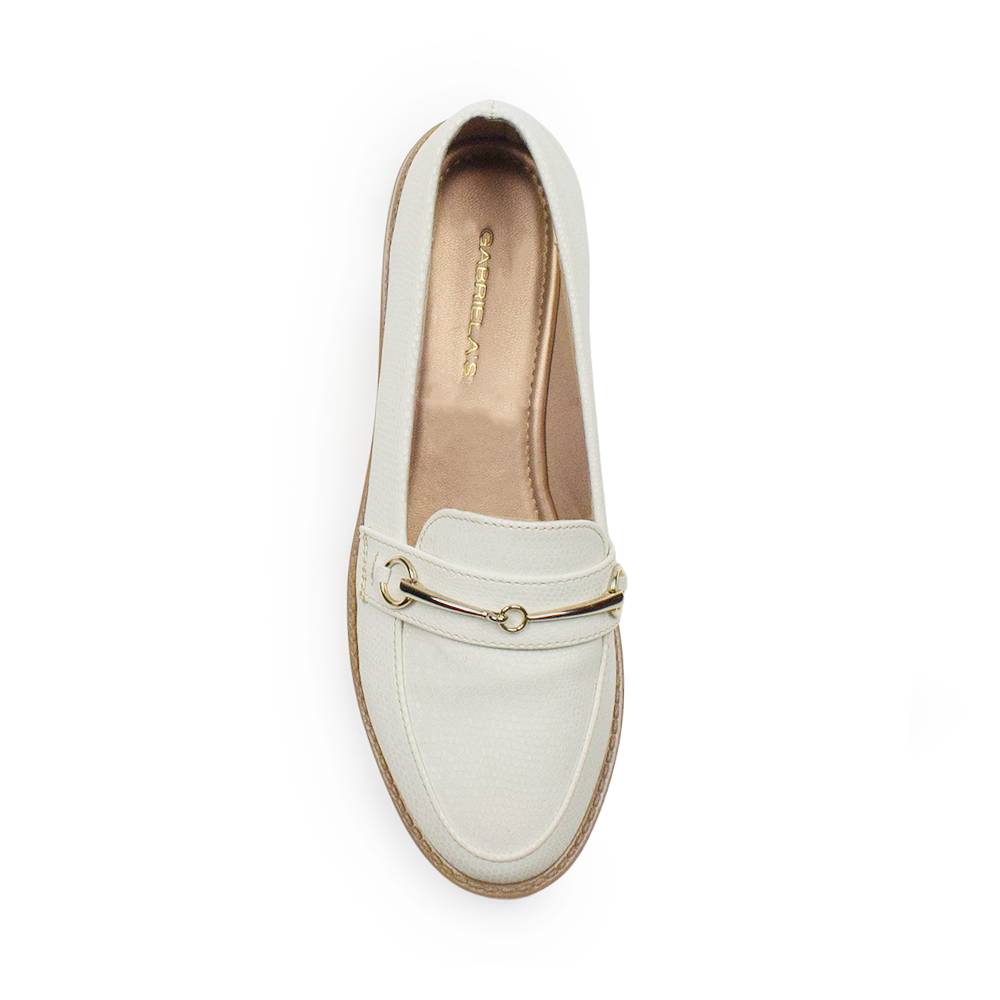 Vista superior del mocasín beige de estilo clásico con suela de piso y herraje metálico decorativo para dama 