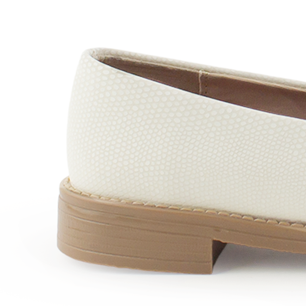 Vista trasera en la suela de piso del mocasín beige para dama con herraje metálico decorativo 