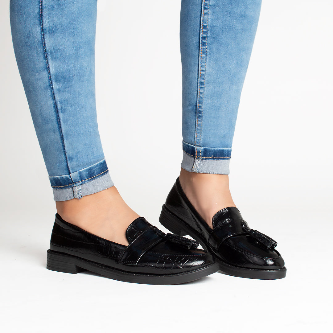 Mocasines negros de meter para mujer con borlas y punta redonda de piso