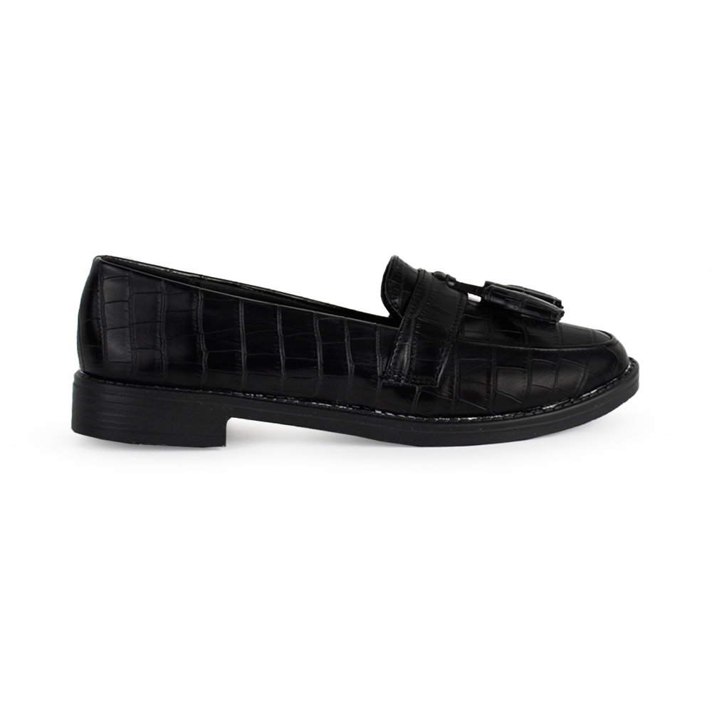 Vista lateral de mocasín negro de piso para mujer con borlas decorativas en empeine y punta redonda