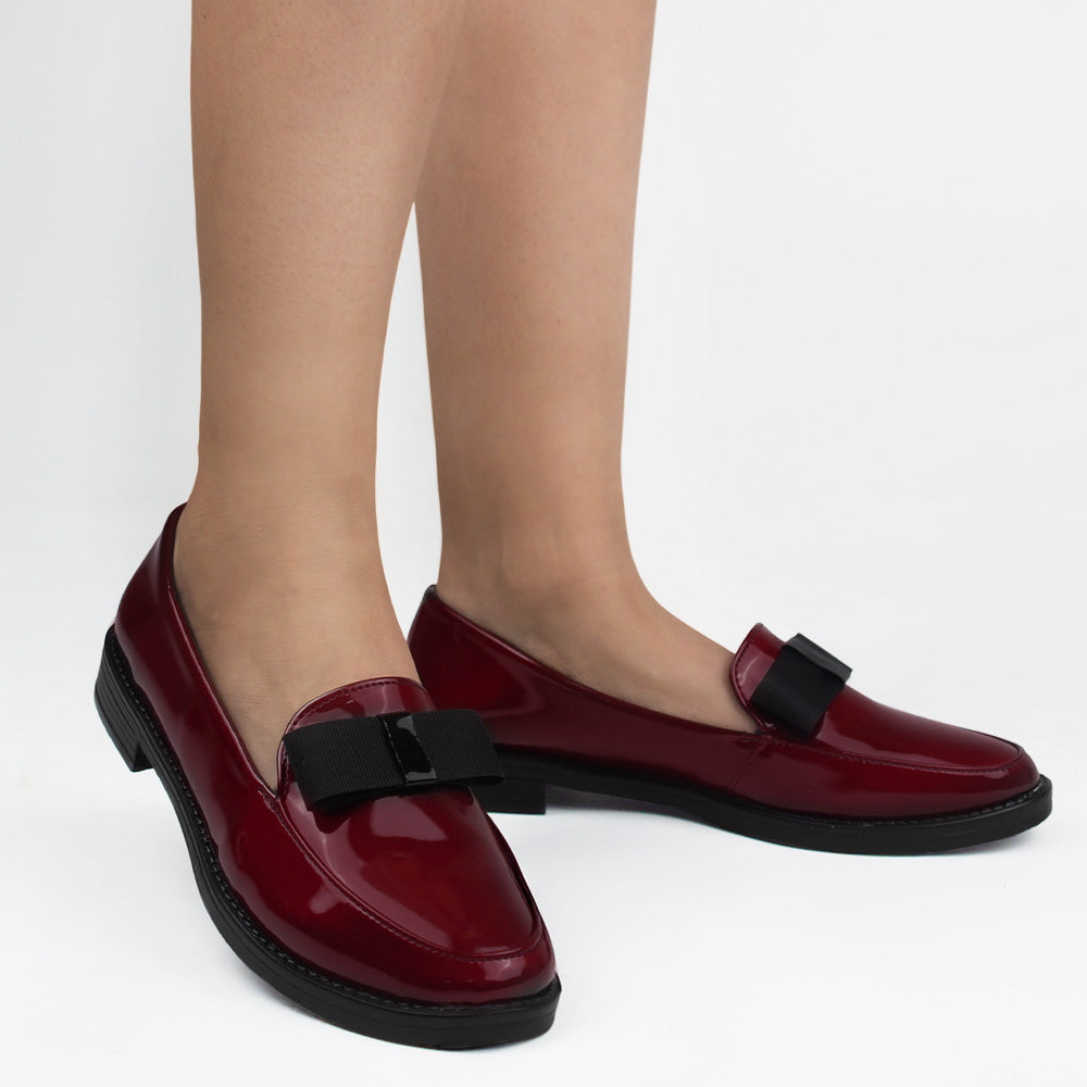 Mocasines vino para mujer con moño en empeine y punta redonda de piso