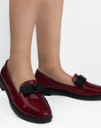 Mocasines vino para mujer con moño en empeine y punta redonda de piso