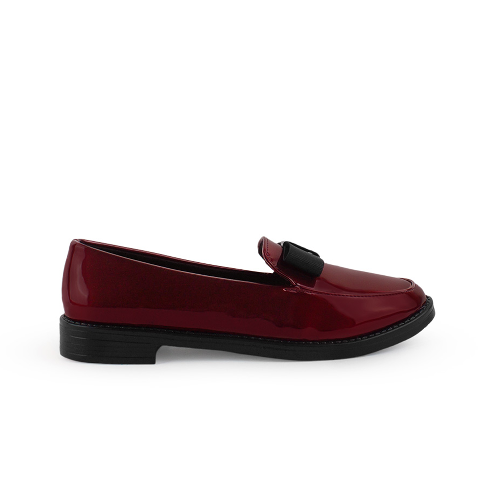 Vista lateral de mocasín vino para mujer de piso con moño en empeine y punta redonda