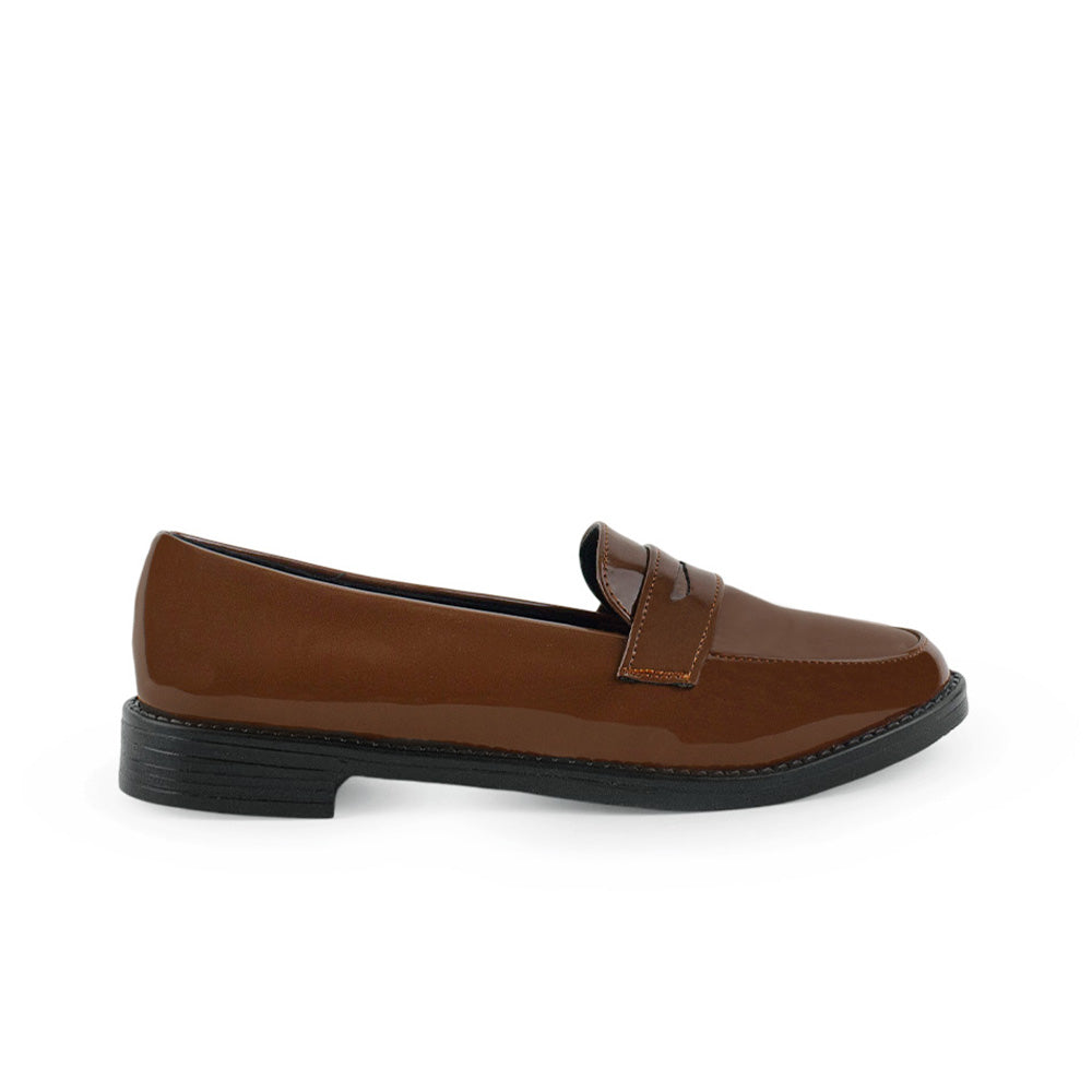 Vista lateral del mocasín café de charol con antifaz decorativo y tacón bajo 3cm para dama 