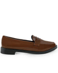 Vista lateral del mocasín café de charol con antifaz decorativo y tacón bajo 3cm para dama 