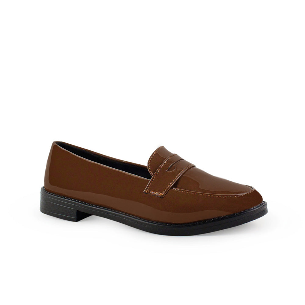 Vista diagonal del mocasín café de charol para dama con tacón bajo 3cm y antifaz decorativo 