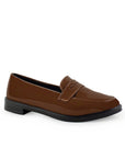 Vista diagonal del mocasín café de charol para dama con tacón bajo 3cm y antifaz decorativo 