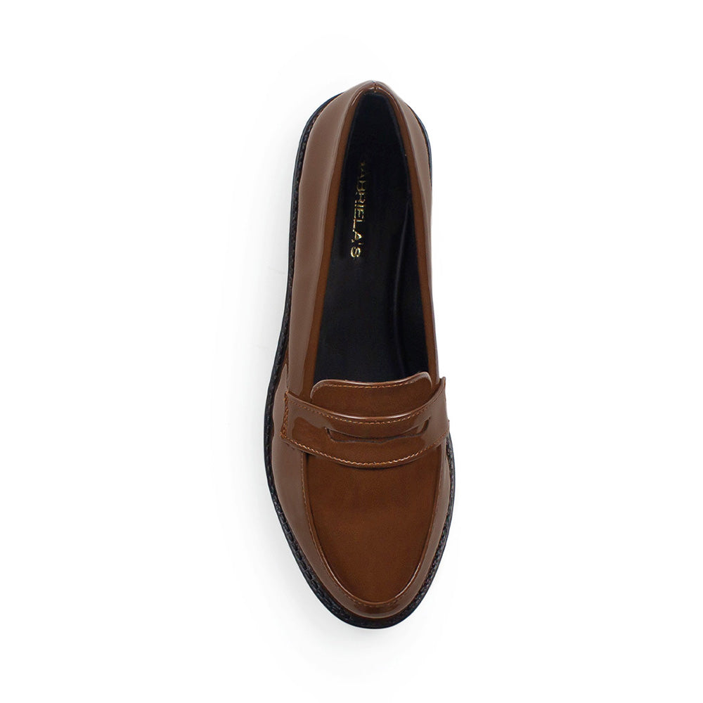 Vista superior del mocasín café de charol con antifaz decorativo para dama y tacón bajo 3 cm 