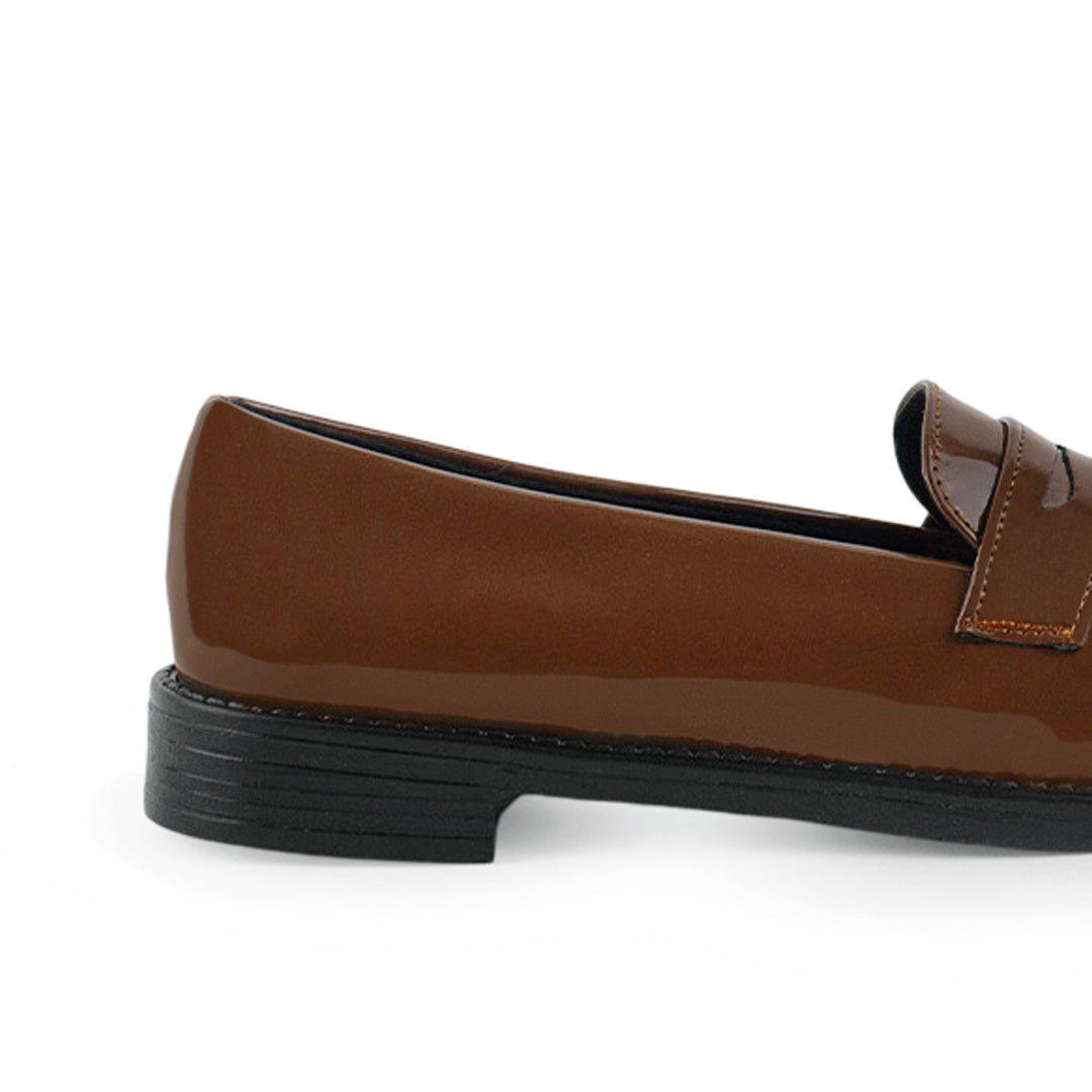 Vista trasera del tacón bajo 3cm en el mocasín café de charol con antifaz decorativo para dama 