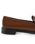Vista trasera del tacón bajo 3cm en el mocasín café de charol con antifaz decorativo para dama 