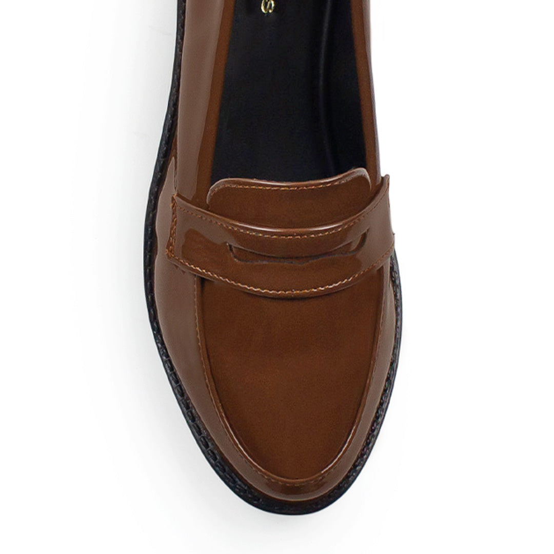 Vista del detalle en antifaz decorativo para dama con tacón bajo 3cm del mocasín café de charol