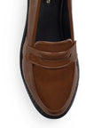 Vista del detalle en antifaz decorativo para dama con tacón bajo 3cm del mocasín café de charol