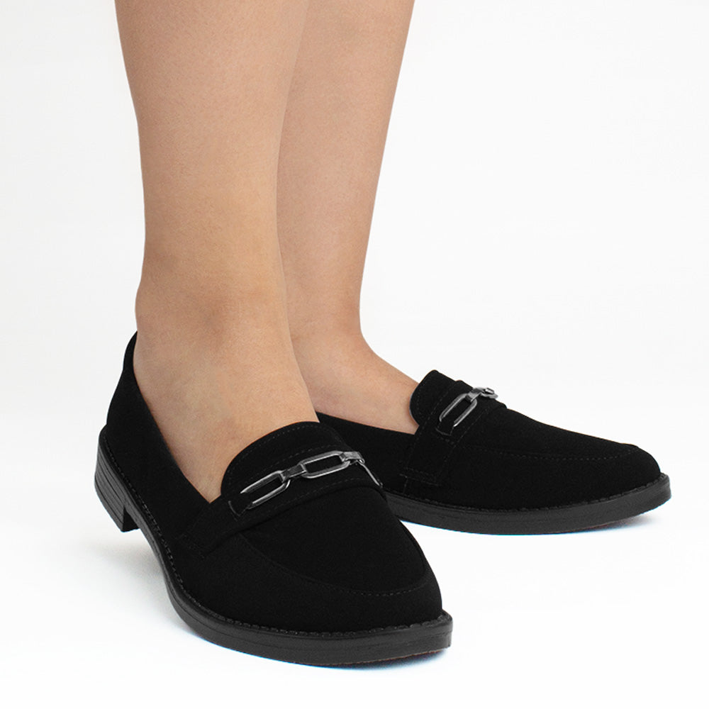 Mocasines negros de meter para mujer con herraje metálico decorativo de piso