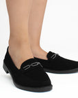 Mocasines negros de meter para mujer con herraje metálico decorativo de piso