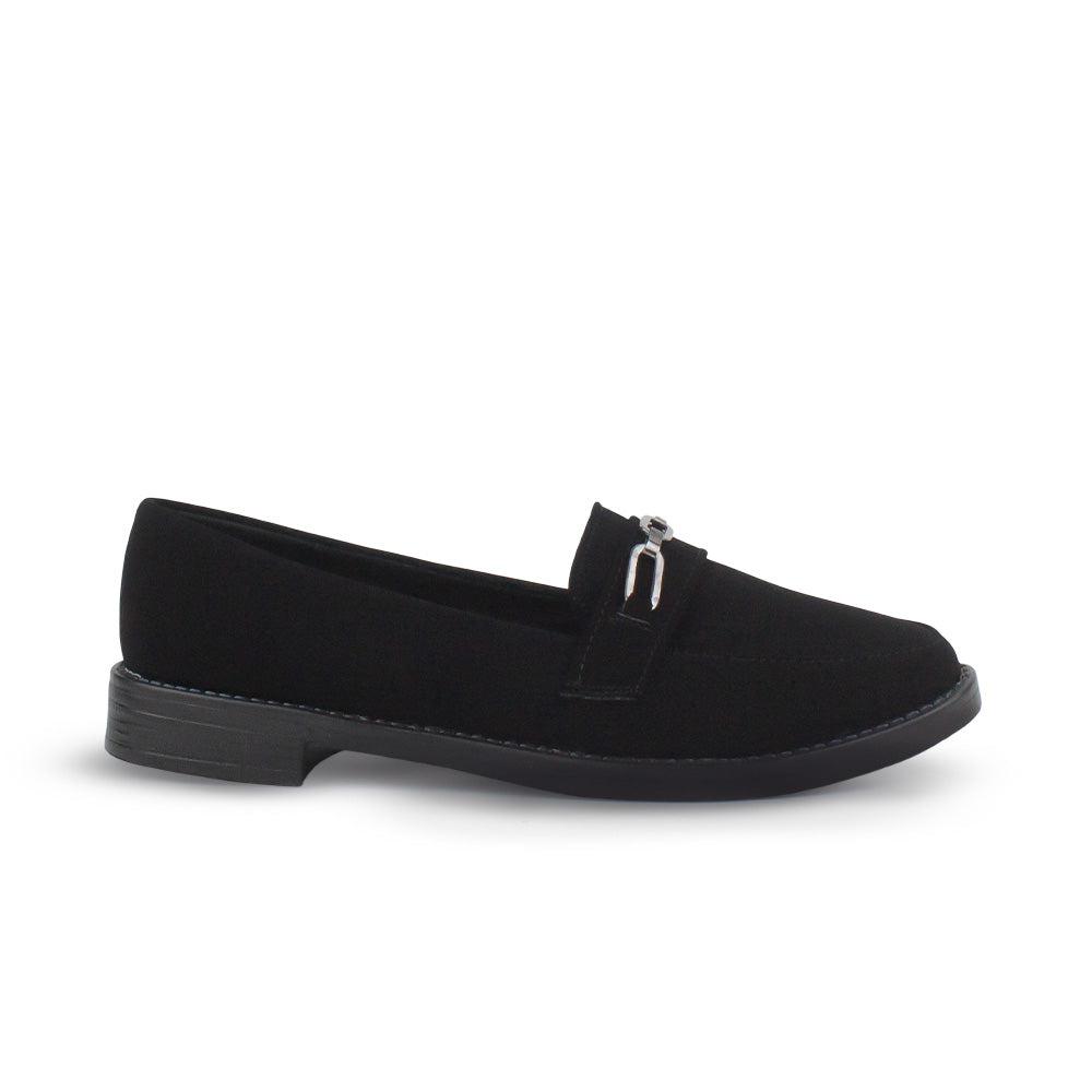 Vista lateral de mocasín negro de piso para mujer con herraje metálico decorativo de meter