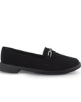 Vista lateral de mocasín negro de piso para mujer con herraje metálico decorativo de meter