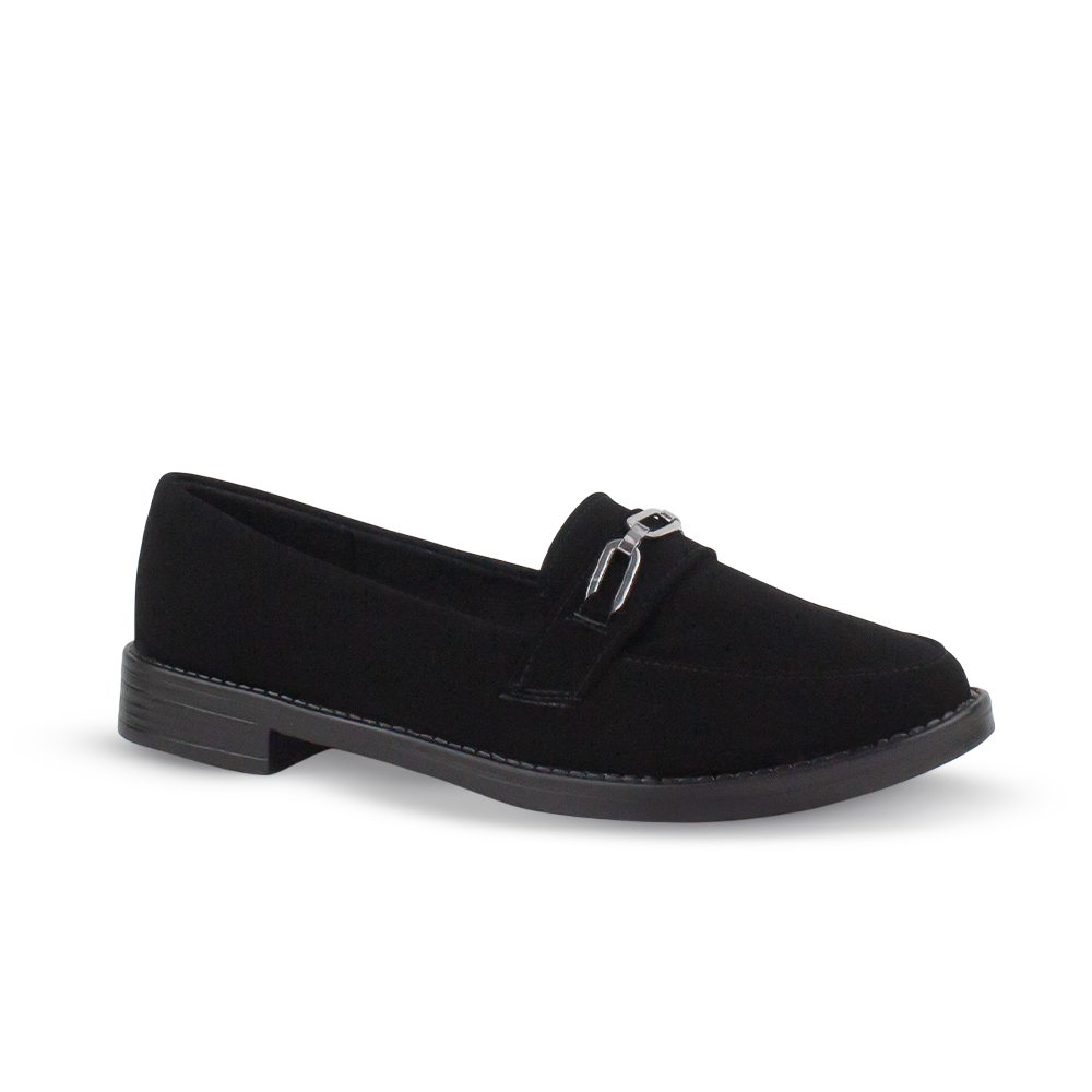Vista diagonal de mocasín negro para mujer con herraje decorativo en empeine de piso