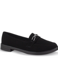 Vista diagonal de mocasín negro para mujer con herraje decorativo en empeine de piso