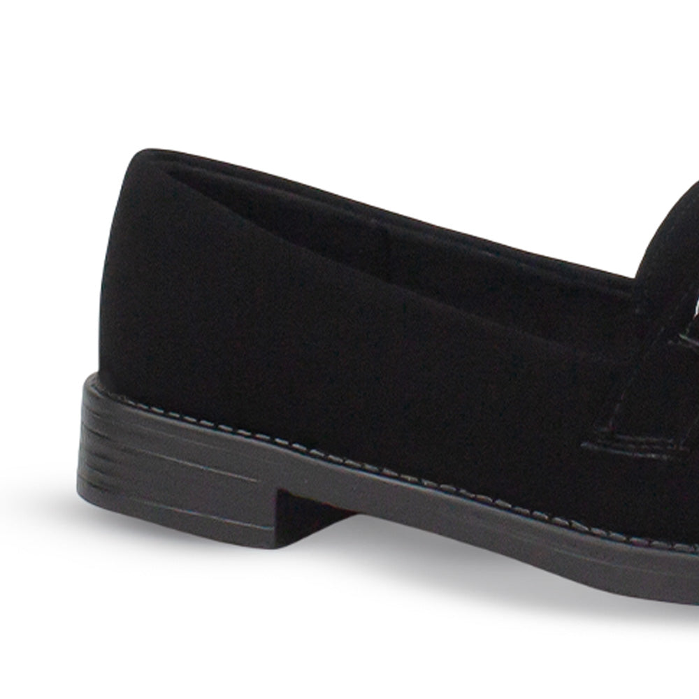 Vista trasera de mocasín negro de piso para mujer con herraje decorativo y punta redonda 