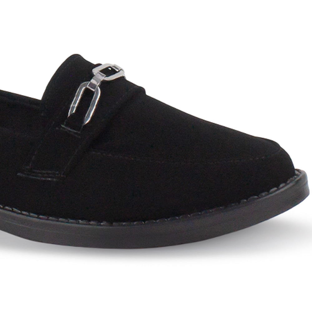 Vista a detalle de herraje metalico en mocasín negro para mujer de piso con punta redonda
