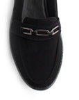 Vista de material buck en mocasín negro para mujer con herraje decorativo en empeine y punta redonda de piso