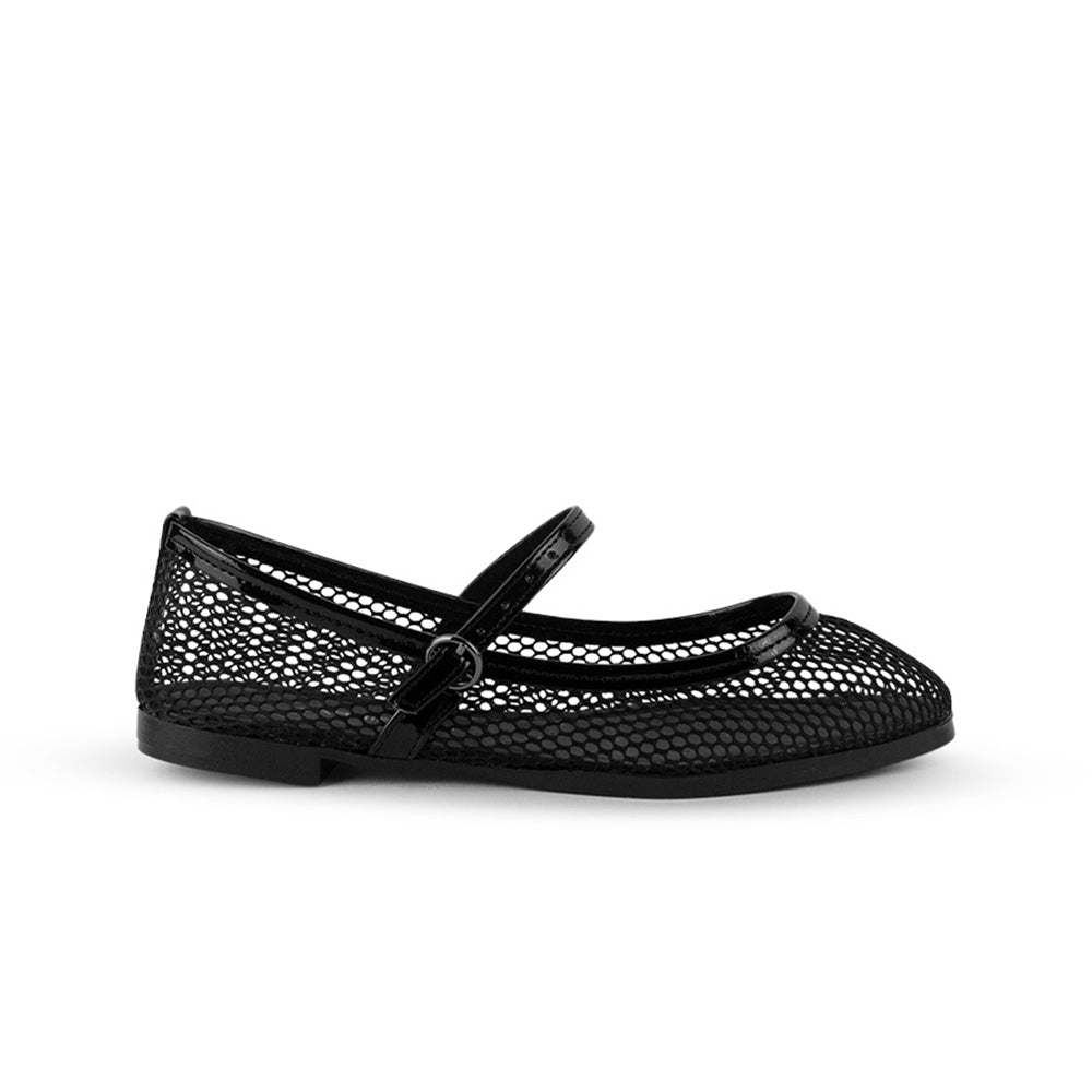 Vista lateral de flats tipo balerinas negras perforadas para mujer con hebilla redonda en pulsera ajustable