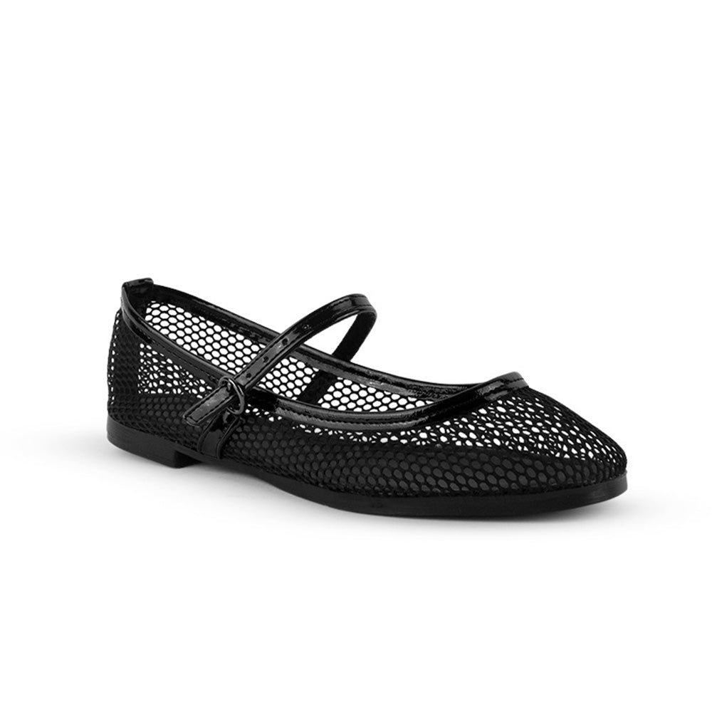Vista diagonal de flats negros calados para mujer con pulsera ajustable en empeine de piso tipo balerinas 