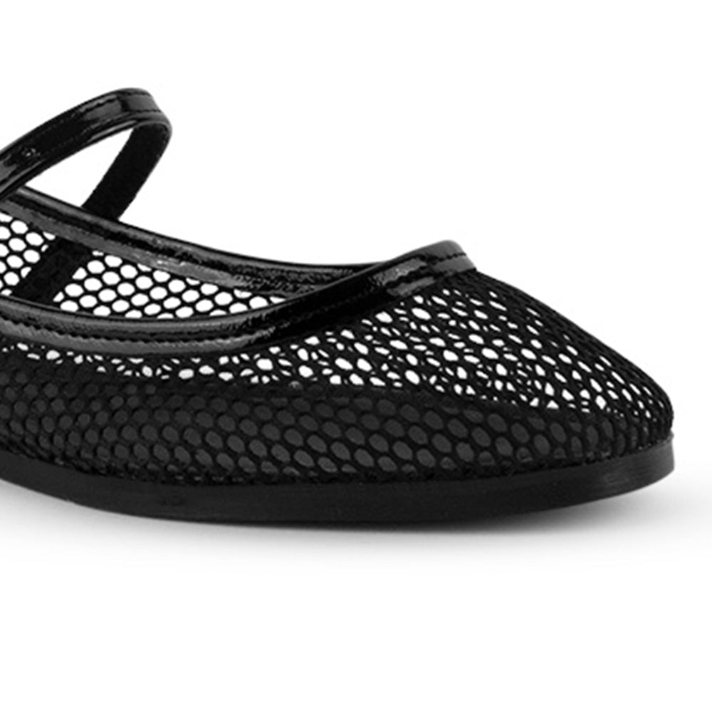 Vista a detalle de modelo perforado en flats tipo balerinas negras para mujer con pulsera ajustable sobre empeine