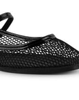 Vista a detalle de modelo perforado en flats tipo balerinas negras para mujer con pulsera ajustable sobre empeine