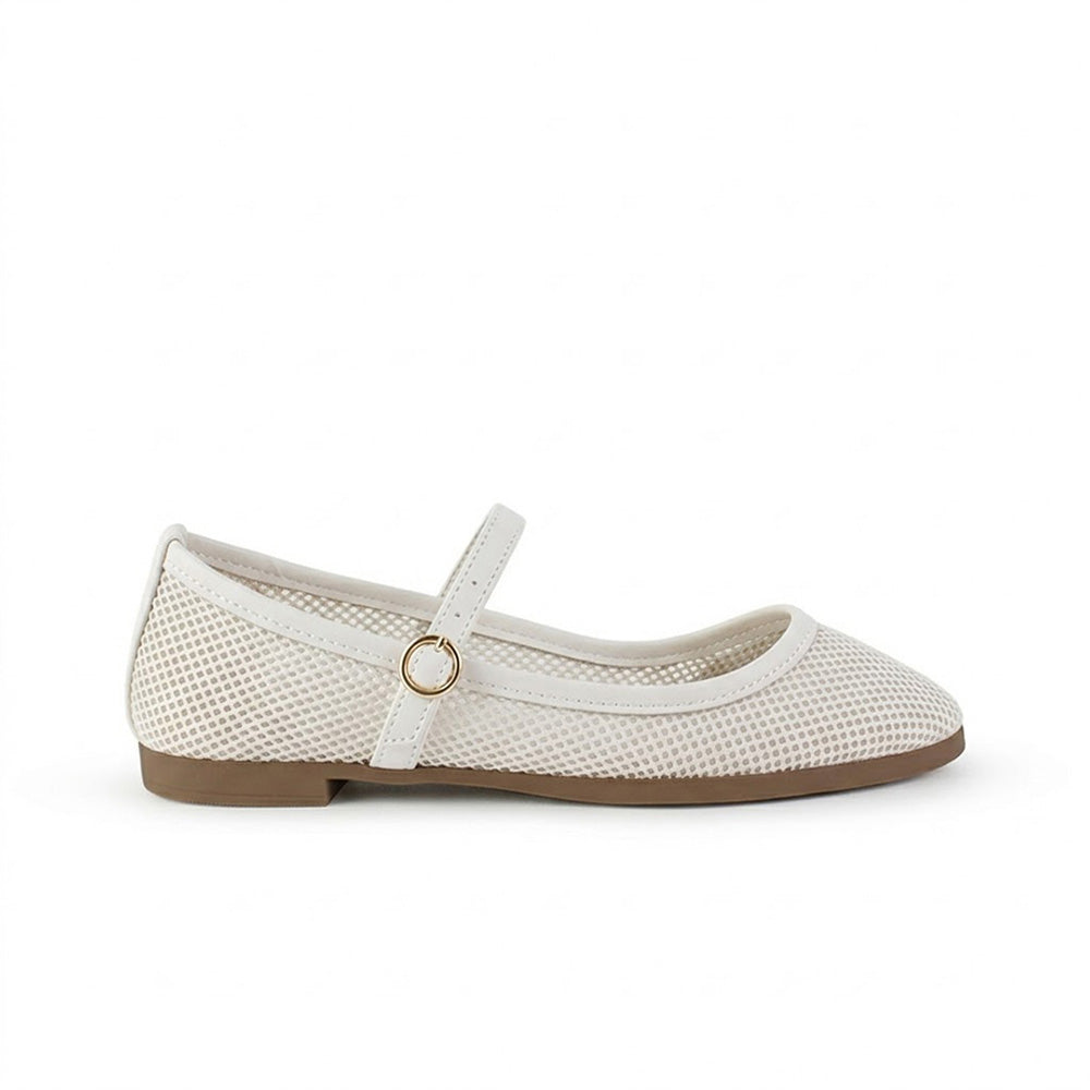 Vista lateral de flats tipo balerinas beige perforadas para mujer con hebilla redonda en pulsera ajustable