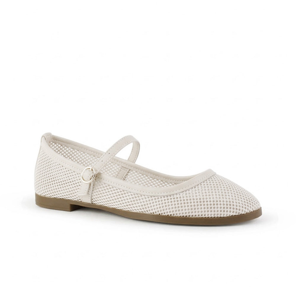 Vista diagonal de flats beige calados para mujer con pulsera ajustable en empeine de piso tipo balerinas 