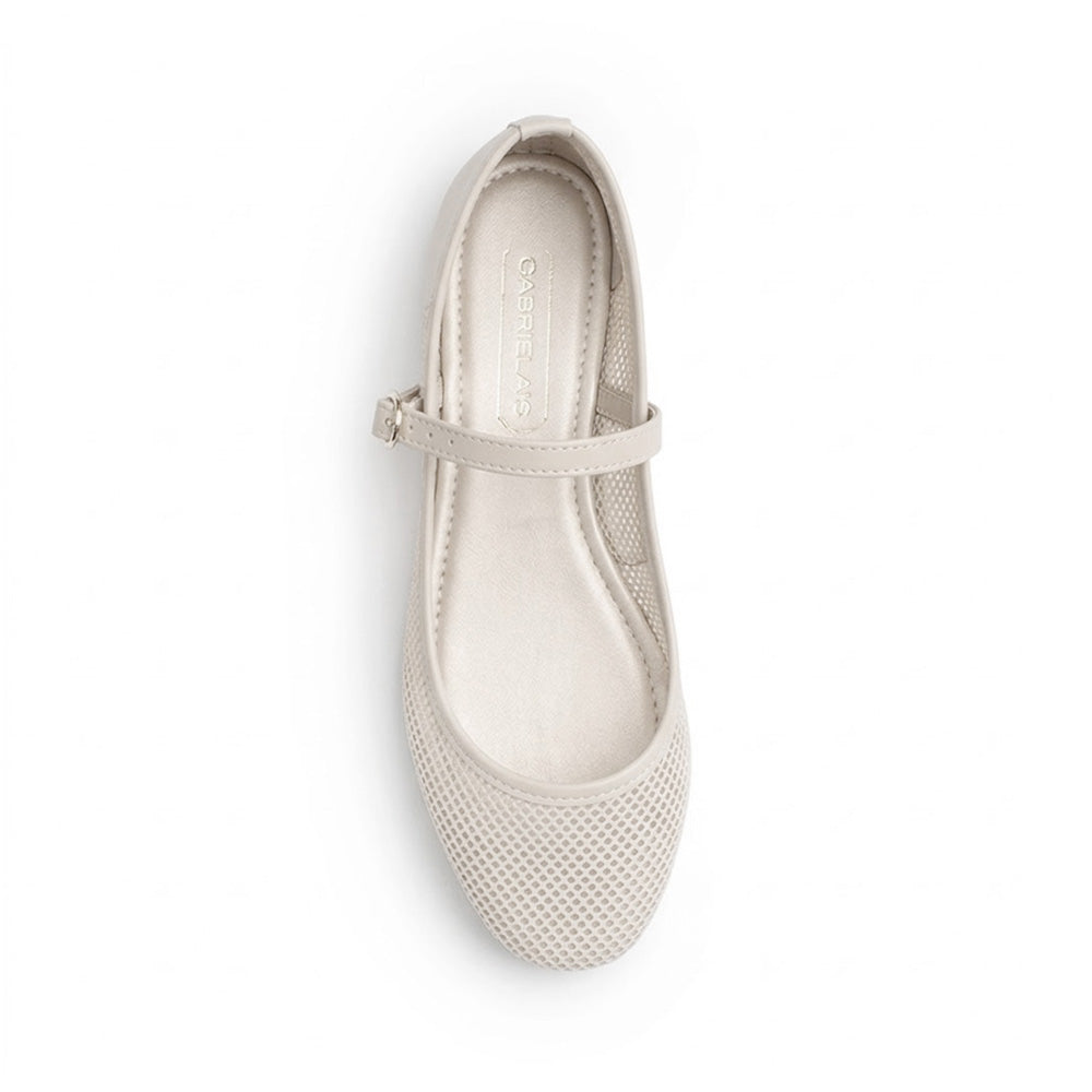 Vista superior de flats tipo balerinas para mujer calados con hebilla redonda en pulsera ajustable sobre el empeine en color beige 