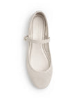 Vista superior de flats tipo balerinas para mujer calados con hebilla redonda en pulsera ajustable sobre el empeine en color beige 