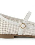 Vista trasera de flats tipo balerinas beige de piso para mujer con correa ajustable en empeine 