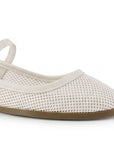 Vista a detalle de modelo perforado en flats tipo balerinas beige para mujer con pulsera ajustable sobre empeine
