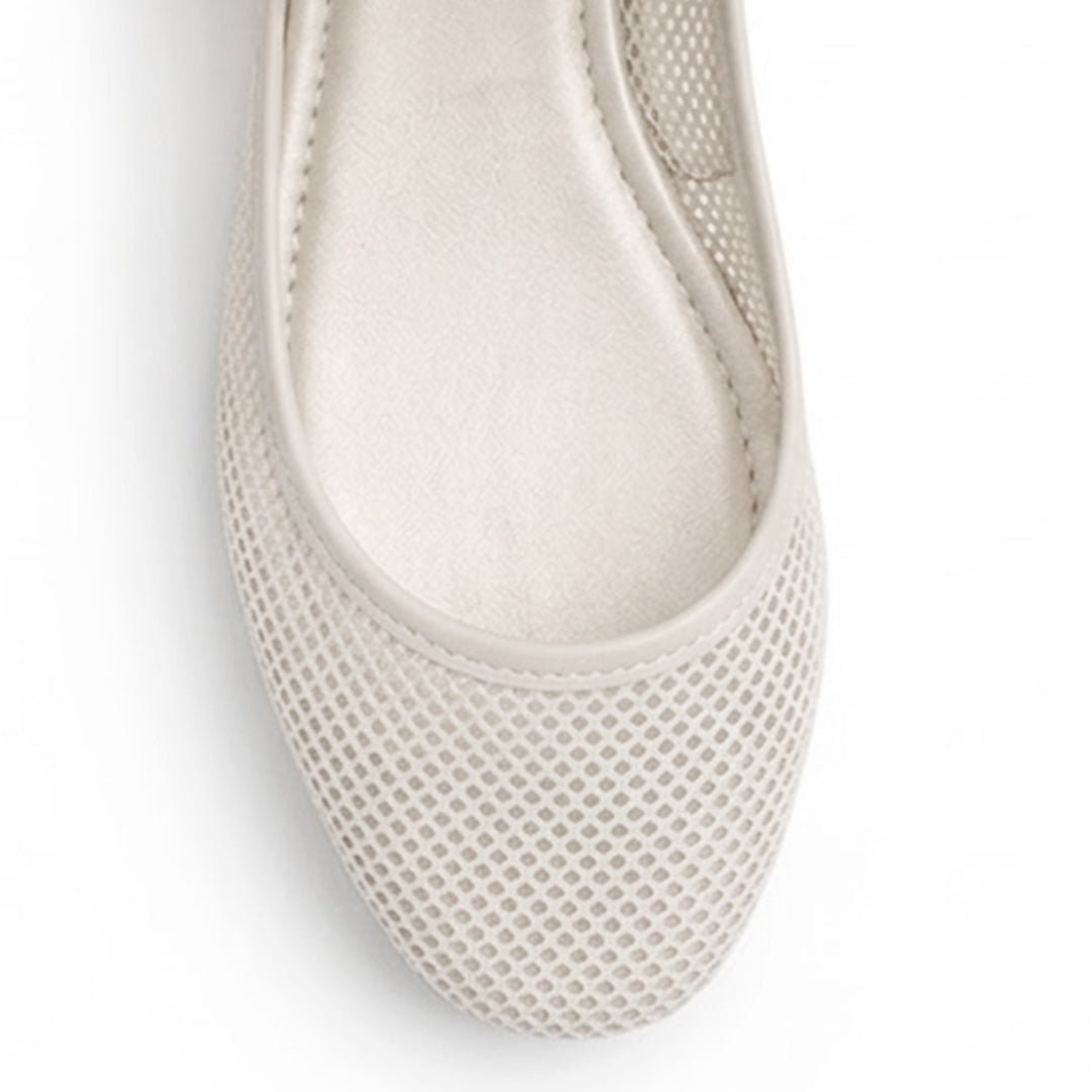 Vista de material sintético en flats beige para mujer con hebilla redonda en correa ajustable tipo balerinas 