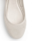 Vista de material sintético en flats beige para mujer con hebilla redonda en correa ajustable tipo balerinas 