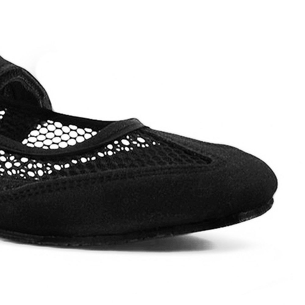 detalle del material sintético en flats negros para dama