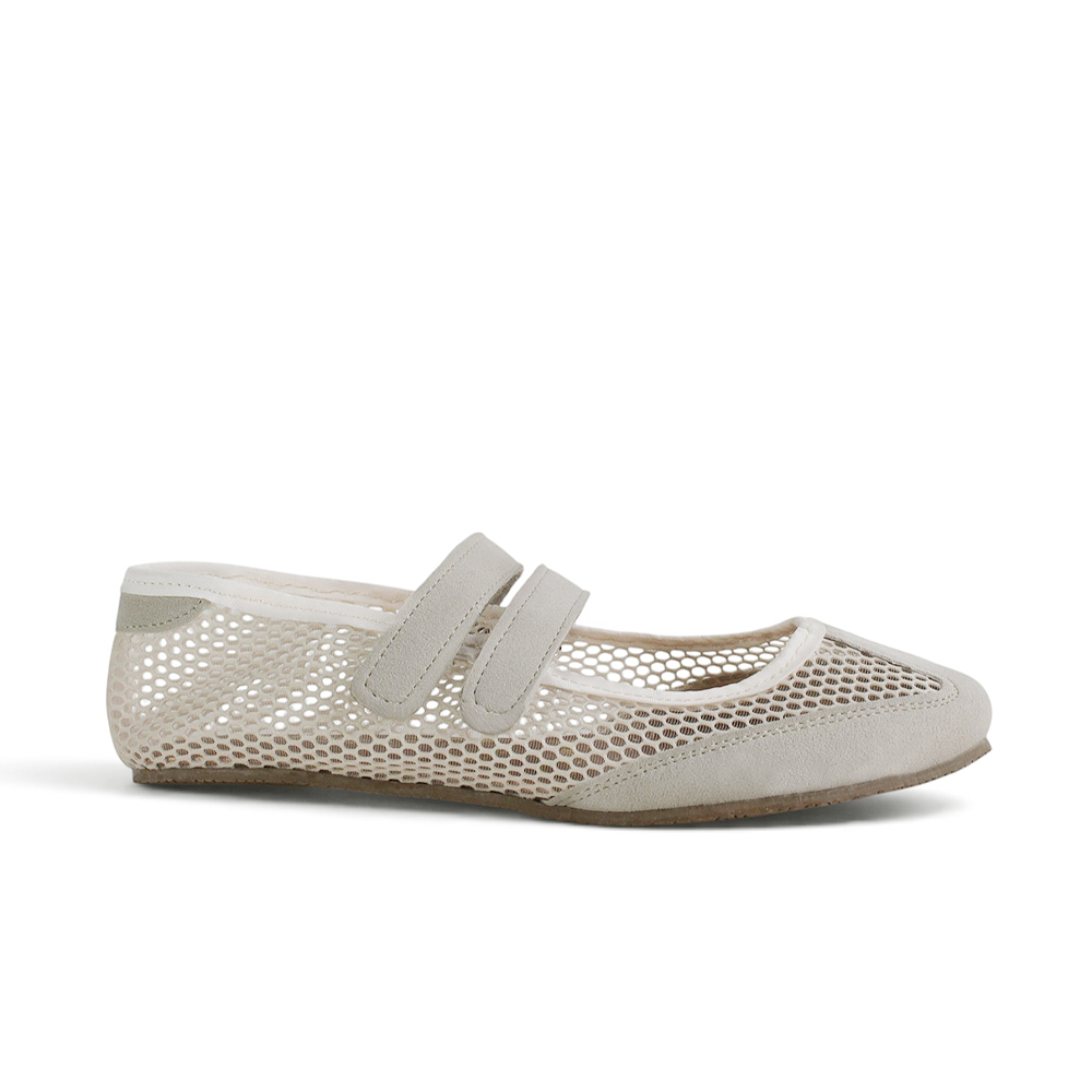 Vista lateral en flats tipo balerinas beige para dama con doble pulsera ajustable de piso 