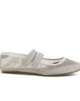 Vista lateral en flats tipo balerinas beige para dama con doble pulsera ajustable de piso 